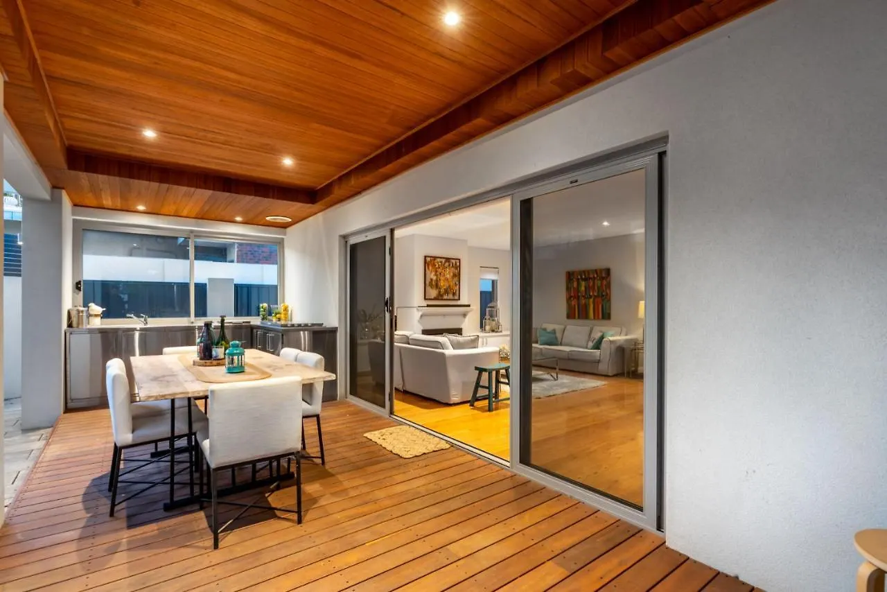 Family Vacation Escapade Shops Beach And Sun Await Perth Austrália